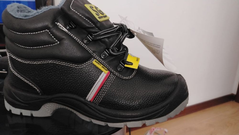 Продам спецкомбенезон и обувь.