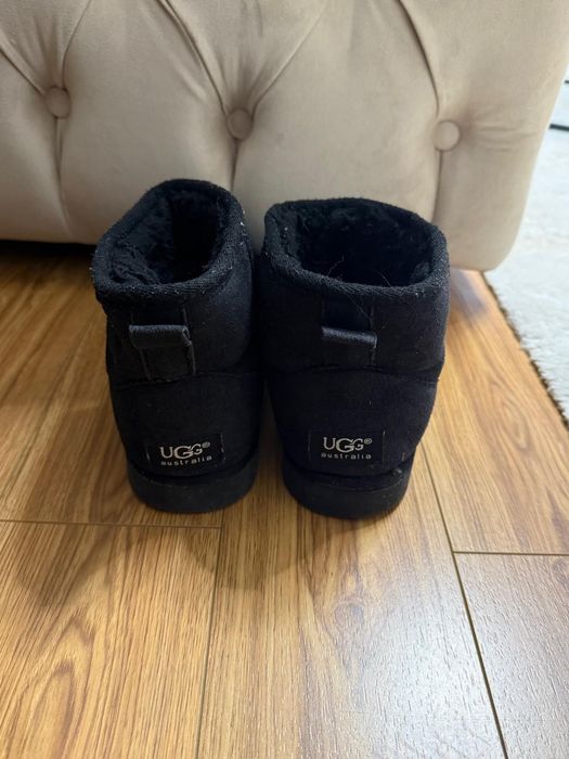 Ghete negre ugg  .