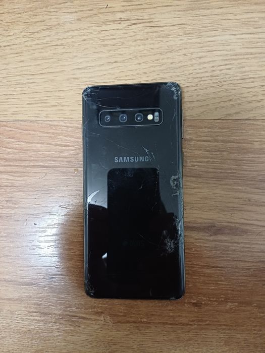 Samsung S10 cu displayul spart. Placa este buna