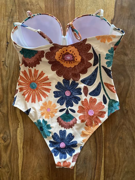 Страхотен флорален бански