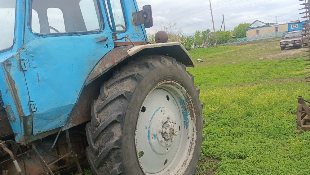 МТЗ 80 трактор .