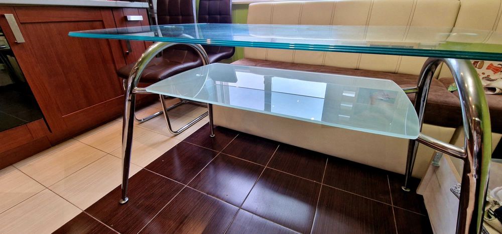 Стъклена трапезна маса с четири стола