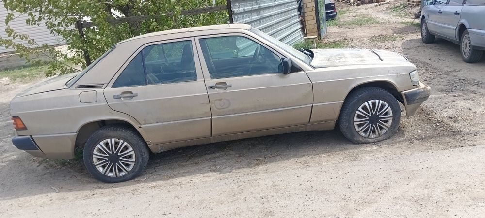 Продам Мерс 190.  88го года.