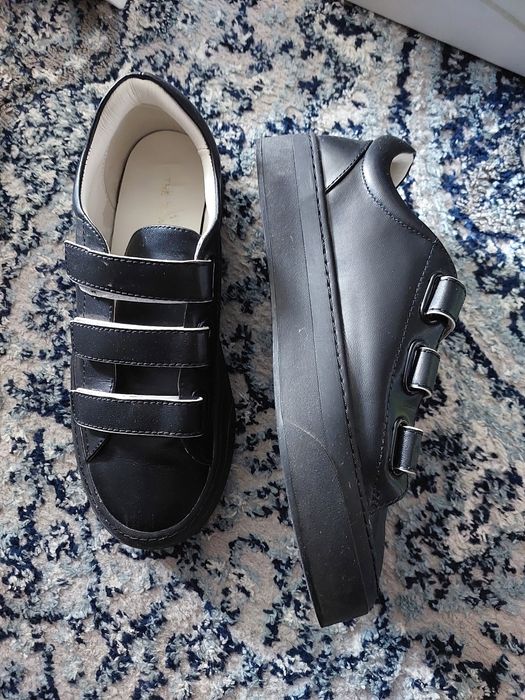 Продам срочно женские кроссовки