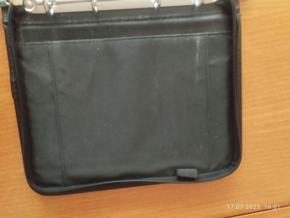 Продавам стилна папка и плътни джобове А 5