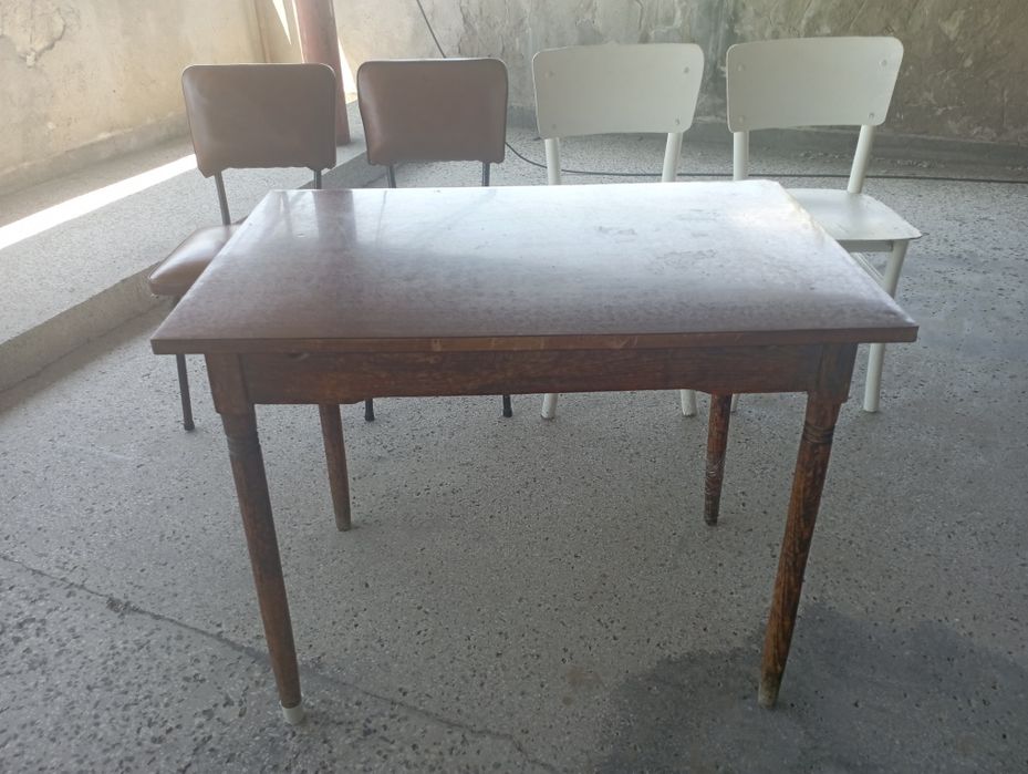 Четири стола и маса