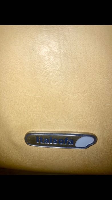 Кожен диван, италиански