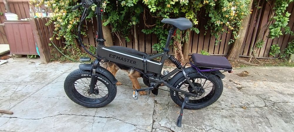 Bicicleta electrică esmaster  cu baterii de 15 amperi am 2 baterii  în stare bună
