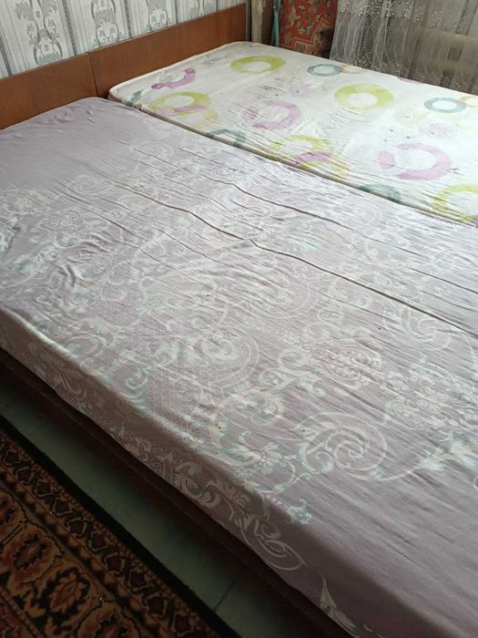 Две кровати с ортопедическими матрасами.