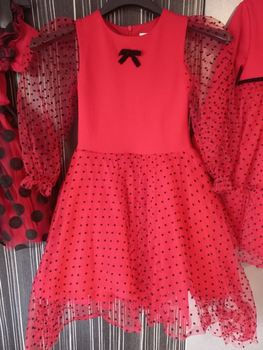 Червени роклички с черни точки /Калинката и черния котарак