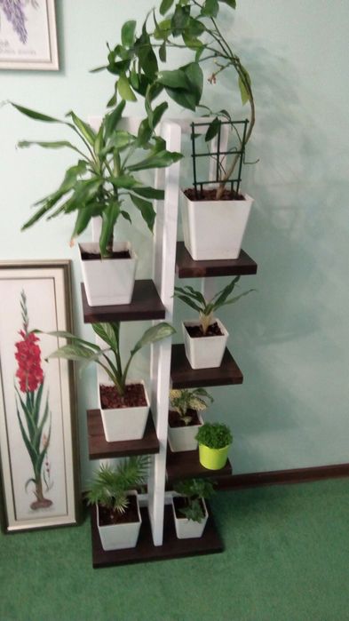 Напольная подставка для цветов.