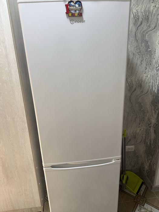 Холодильник Indesit