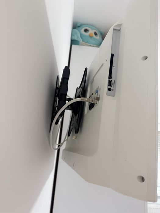 Vand televizor philips in stare foarte buna exact cum se vede in poze are diametru de 73cm si inaltime 43 a fost in camera fetei , nu este smart