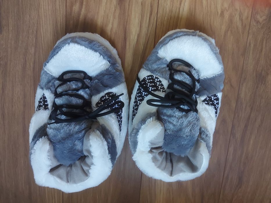 Слънчеви очила, гердани, чантички, ключодържател, домашни обувки