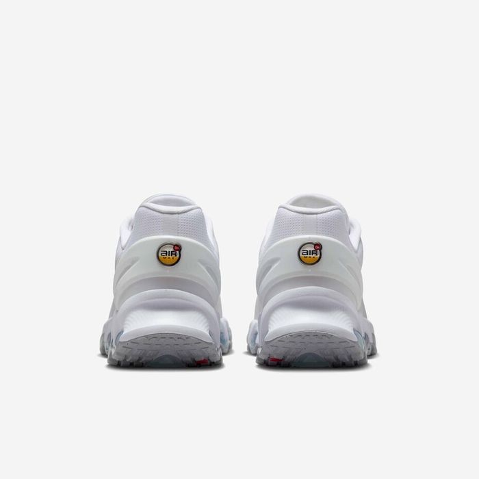 Nike DN8 triple white.