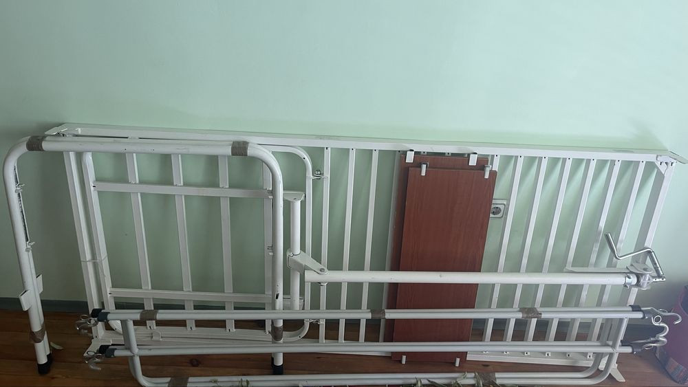 Болнично легло с механизъм за седнало положение