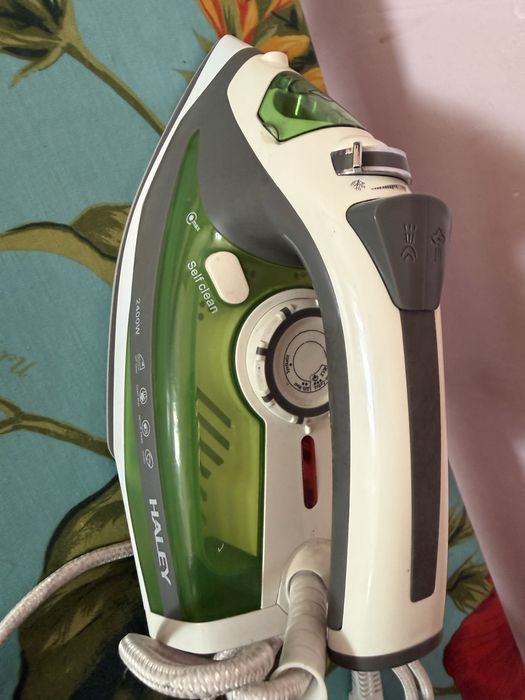 Утюг и гладильная доска