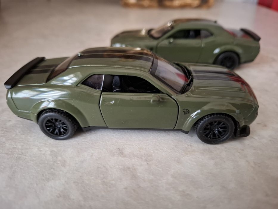 Коллекционная модель Dodge Challenger, масштаб 1:44