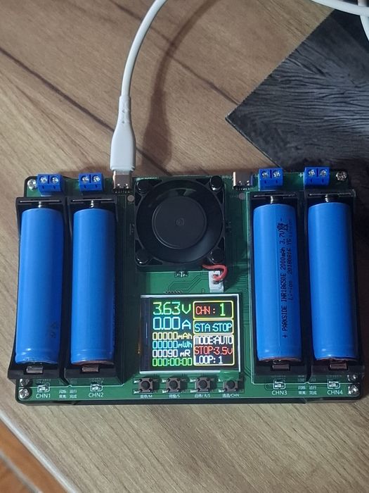 Tester acumulatori 18650 cu functia incarcare/descarcare si verificare