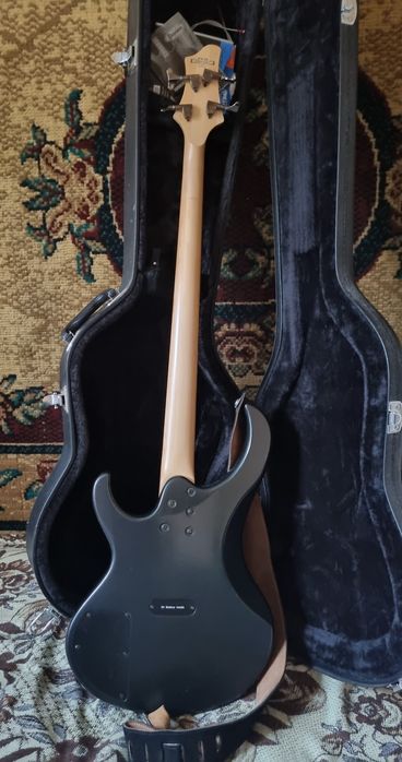 Бас-гитара Ibanez BTB200 Indonesia в чёрном матовом цвете.