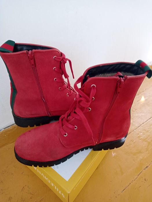 Продам ботиночки из замши производство Португалия теплые , лёгкие  .