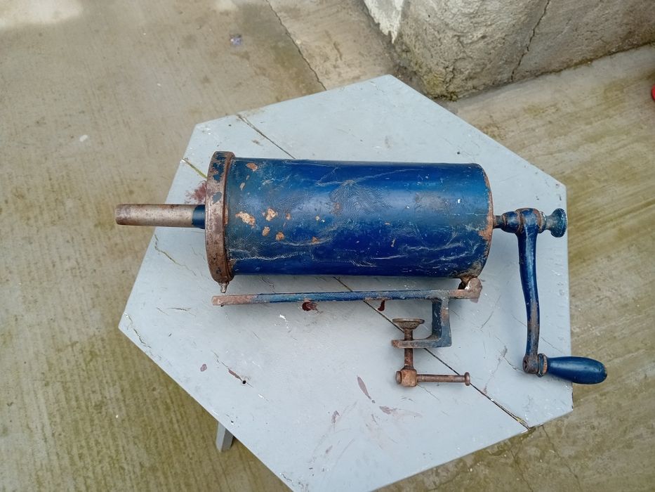 Vând mașină de tocat carne și masina de umplut cârnați