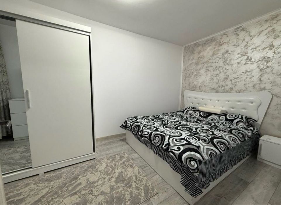 Închiriez apartament 2 camere baie bucătărie balcon et. 4
