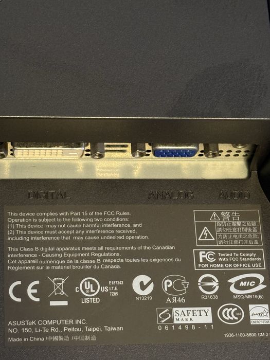 Monitor ASUS patrat