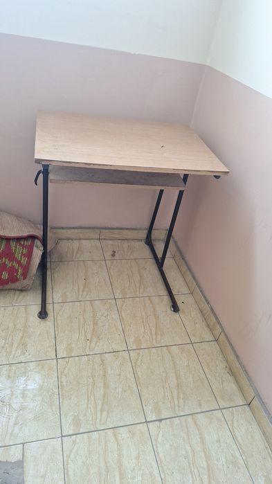 Yozuv stoli sotiladi (ishlatilgan)
Tavsif:
Yaxshi holatda yozuv stoli