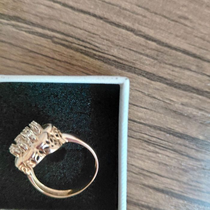 Золотая кольцо с бриллиантом