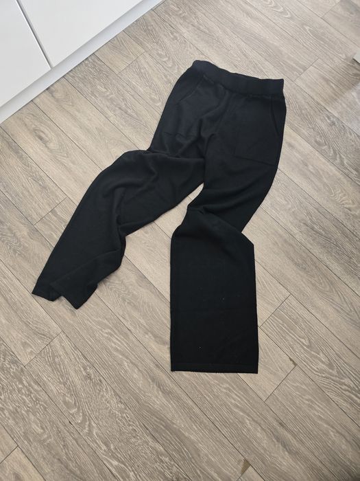 Pantaloni negri ,finuți, purtati o data
