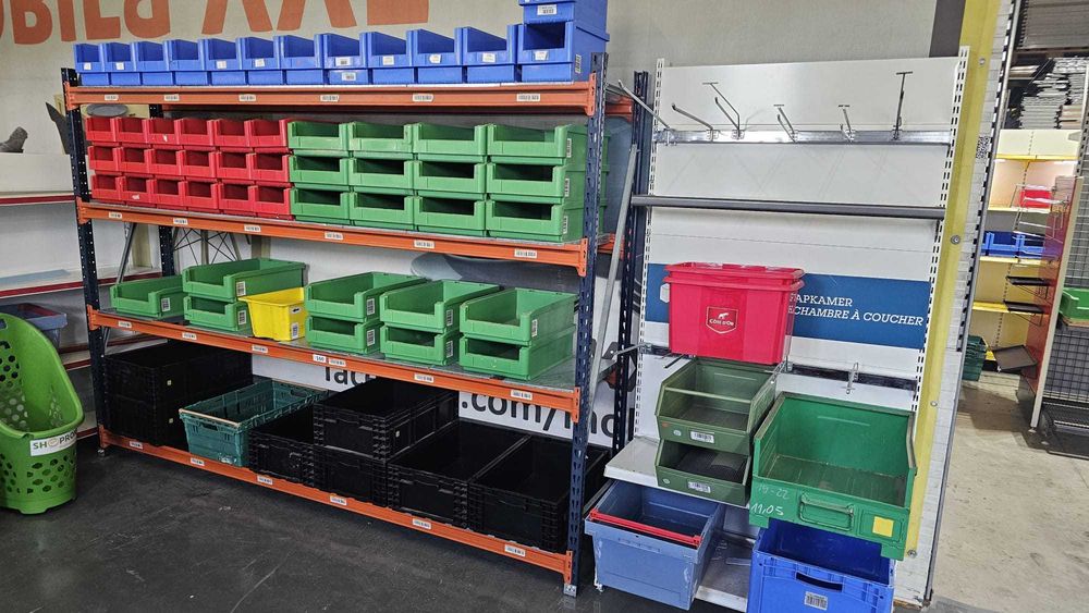 Cutii de plastic si metal