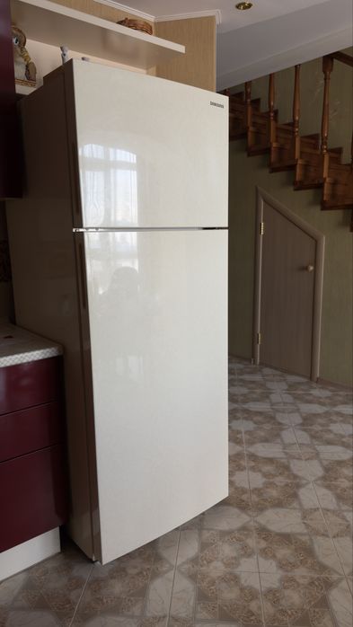 Широкий большой холодильник