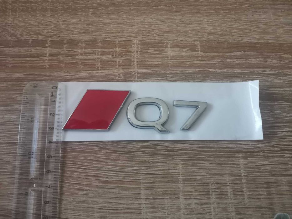сребриста емблема Audi Q7 нов стил
