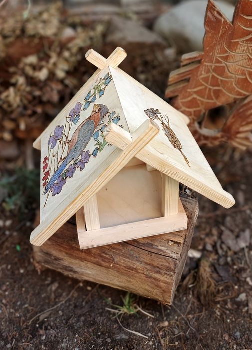 Кормушка для белок и птиц