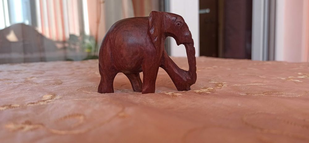 Ръчно резбовани дървени слонове Кения 3 бр-80 лв, дървена маска-45 лв.