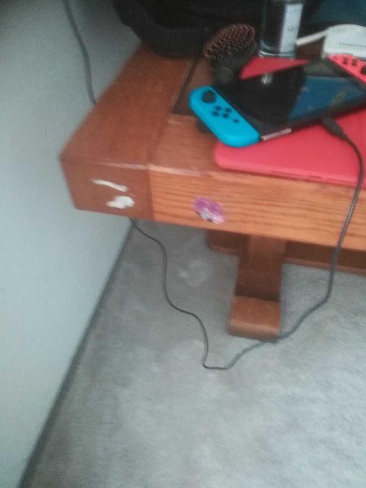 Холна маса от масивно дърво с камък.