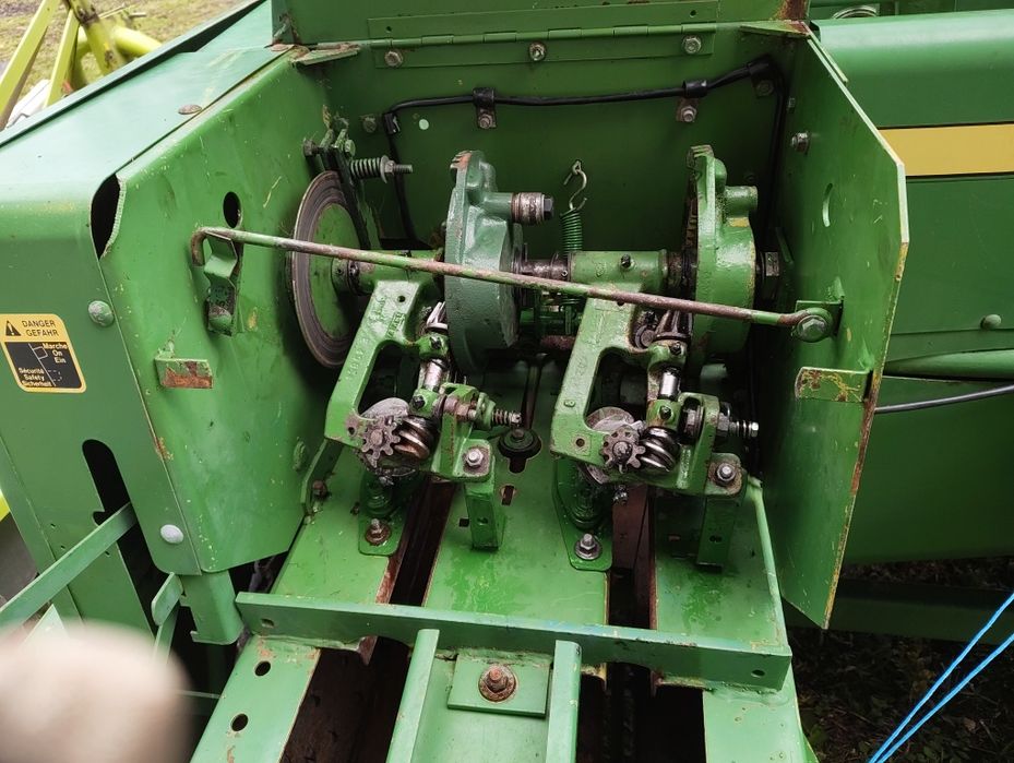 Vând John Deere 332 A