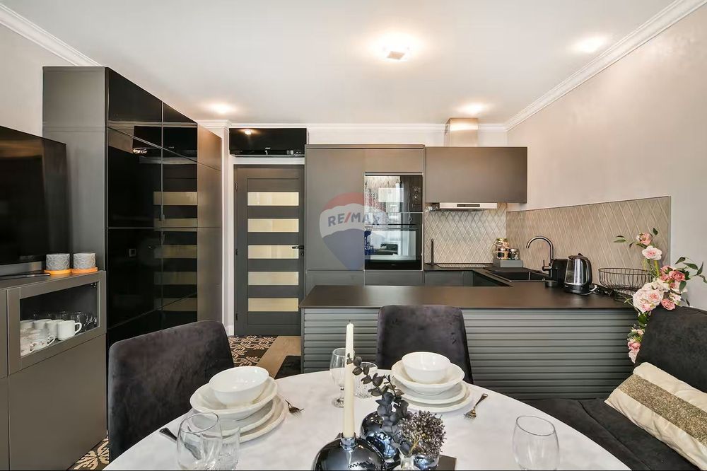 Дава се под наем Тристаен апартамент в к.к. Св.Св. Константин и Елена - 80 кв.м за 1500 € - Снимка #2