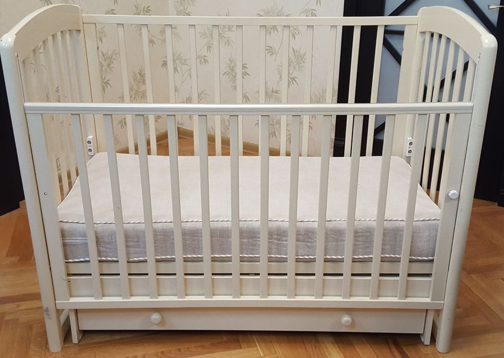 Детская кровать с игрушками