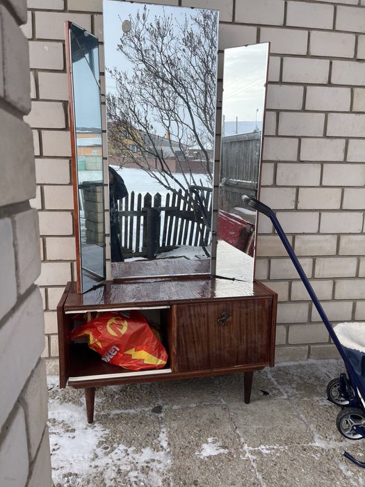 Отдам даром тумбу с зеркалом