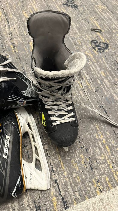 Коньки хоккейные, шлем