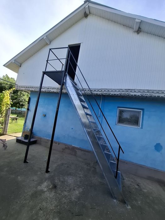 Vindem scări metalice zincate