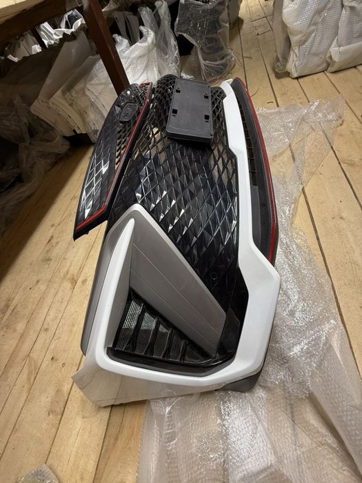 Geely Coolray бампер есть