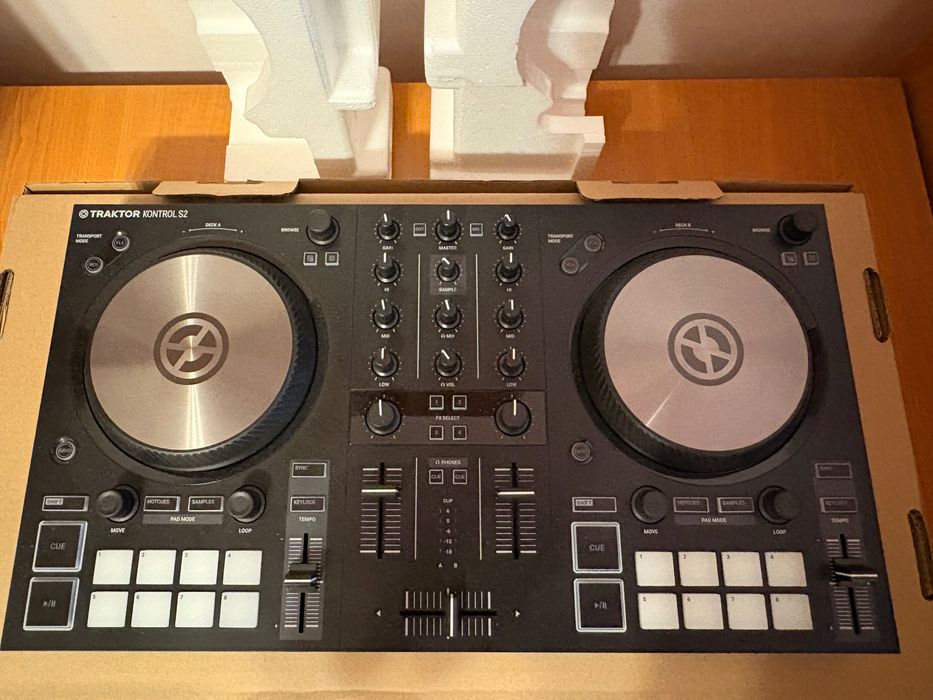 Consola Dj Traktor Kontrol S2 MK3 - CA NOUA