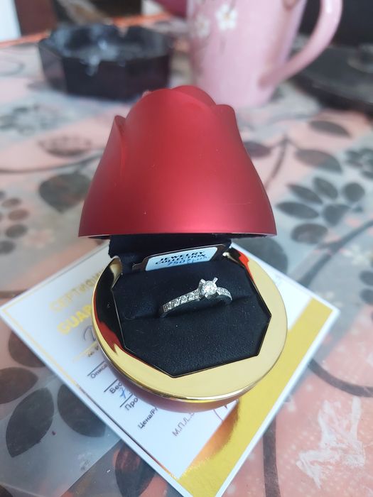 Продаётся бриллиантовое кольцо