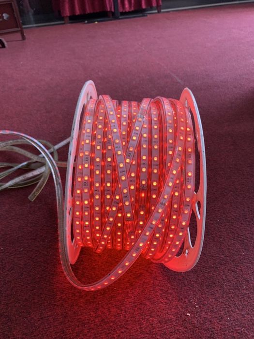 Vand lumina LED au mai multe culoare