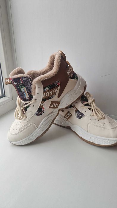 Продам новые стильные кроссовки