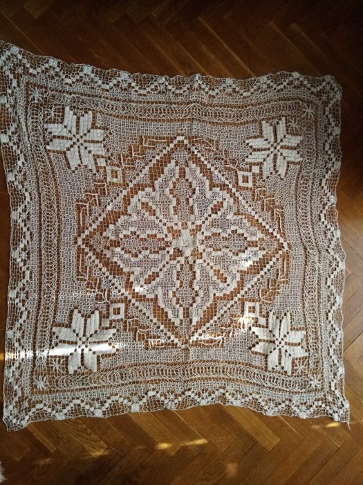 Карета, ръчно бродирани и плетени.