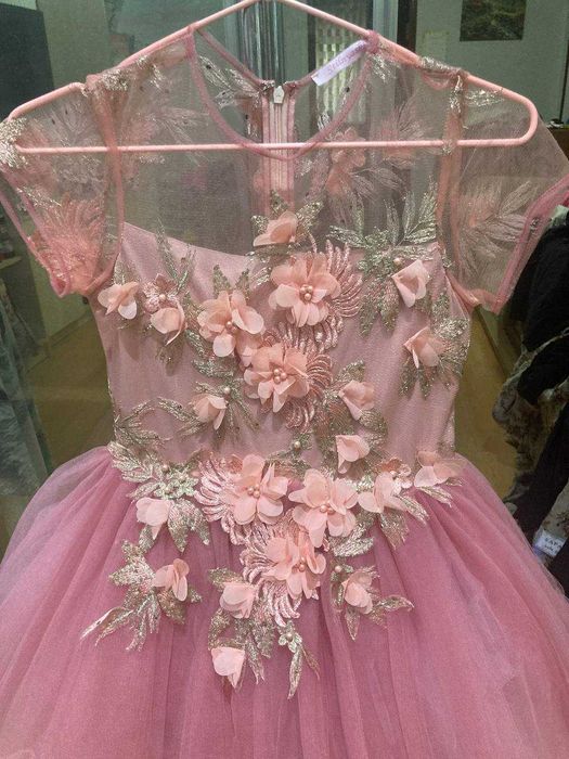 Нежное нарядное платье для девочки, бренд Стильняшка, на рост 140см.